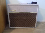 Hand-wired Vox AC-15 with ABY switch to optionally combine the two built-in amp sides. Classic Vox jangle.